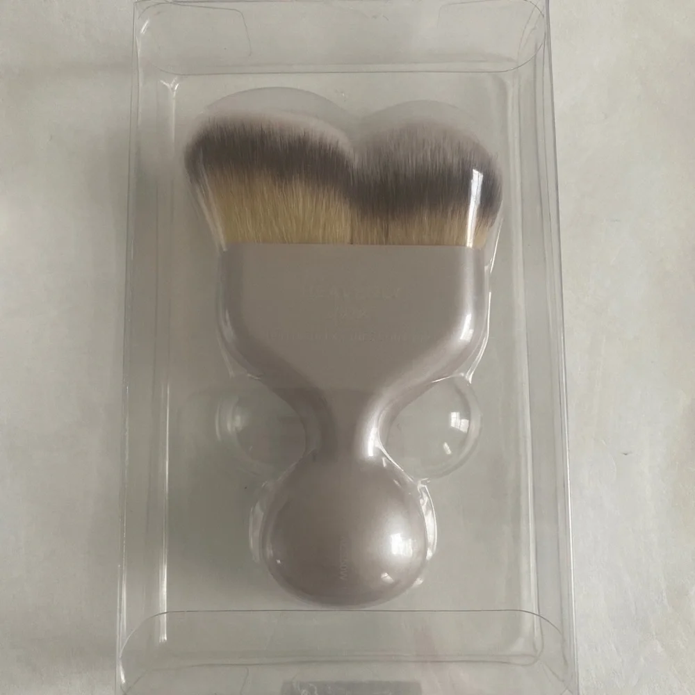 IT COSMETICS Hello Cheekbones Bronzer Highlighter & Heavenly Brush #19 $83